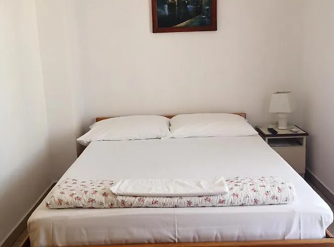 Plavia Biograd Gostinjska kuća 4*