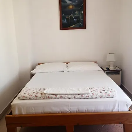 Plavia Biograd בית הארחה *